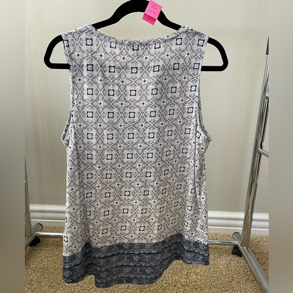 Lucky Brand Navy/White Split Neck Sleeveless Top L/G - EUC (127) - Picture 2 of 5